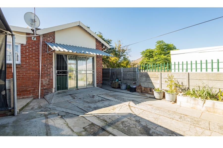 5 Bedroom Property for Sale in Avondale Western Cape
